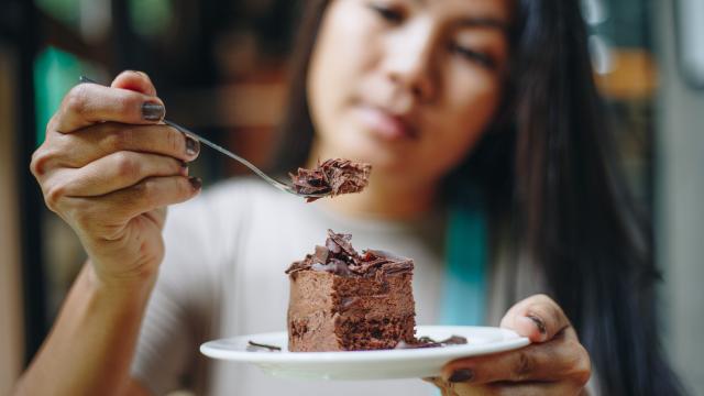 "Gérer les envies de sucre, c’est le plus difficile" : un médecin dévoile quel aliment manger pour calmer son appétit