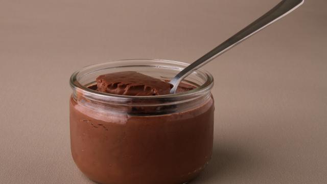 “Rapide et efficace” : la cheffe Amandine Chaignot vous partage une recette de crème au chocolat aussi facile que délicieuse !