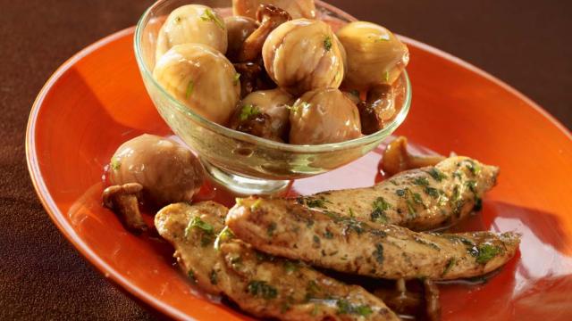 Fricassée d'aiguillettes de poulet fermier aux marrons et girolles