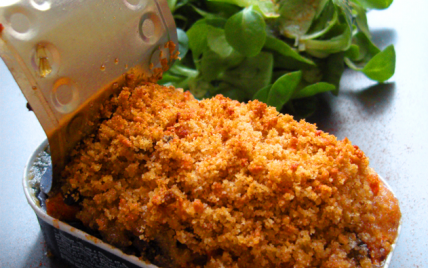 Gratin de tomates citronné sur leurs sardines en boîte