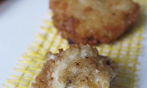 Beignets au roquefort, pruneaux, noix et abricots