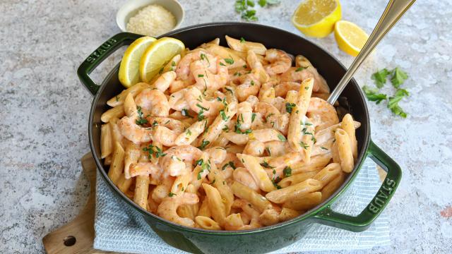 Pâtes à la crème, crevettes et zeste de citron