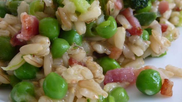 Risotto petits pois, fèves et lardons