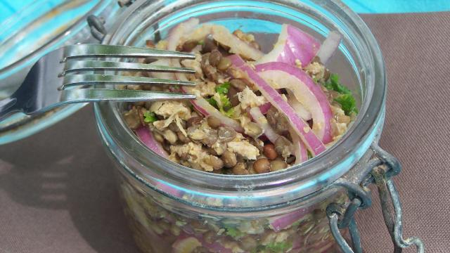 Salade épicée de lentilles, thon et oignons rouges