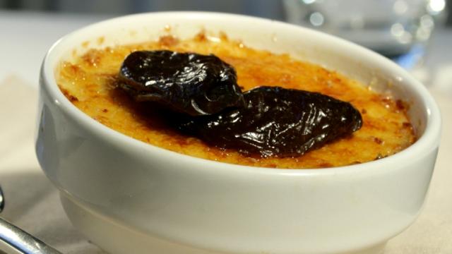 Crème brûlée aux noyaux de pruneaux d'agen