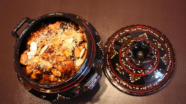 Tajine de poulet aux abricots, pruneaux et amandes