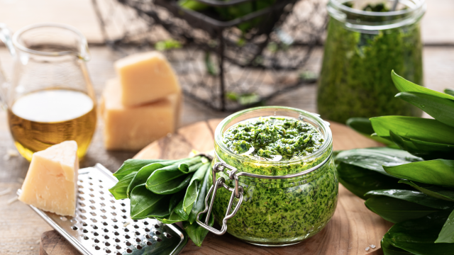 Cette recette de pesto à l’ail des ours va donner du peps à vos pâtes