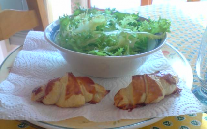 Croissant au jambon fumé avec soupçons d'emmental et sa mâche