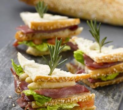 Mini clubs-sandwichs au magret fumé