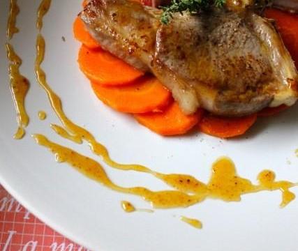 Côtelettes d'agneau, réduction au miel et thym, carottes croquantes