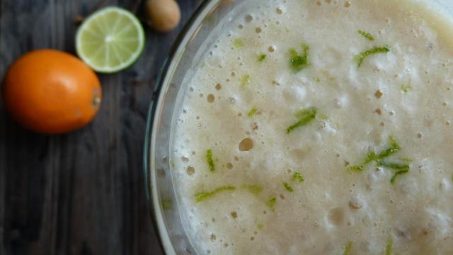 Smoothie banane, longan, lait de coco