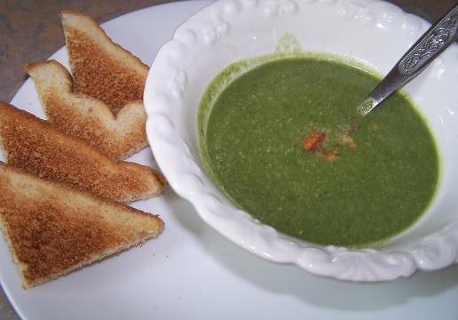 Soupe aux épinards et amandes