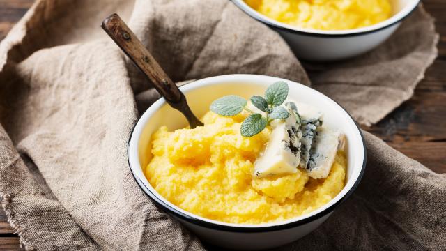 Cet ingrédient tout simple vous permettra d’obtenir une polenta bien plus crémeuse !