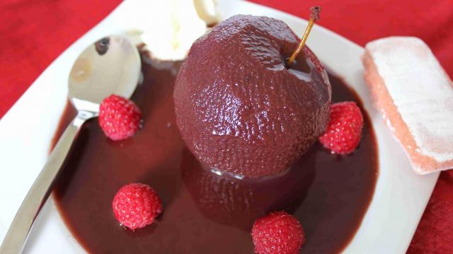 Pommes pochées au vin rouge et gelée de framboises, épices