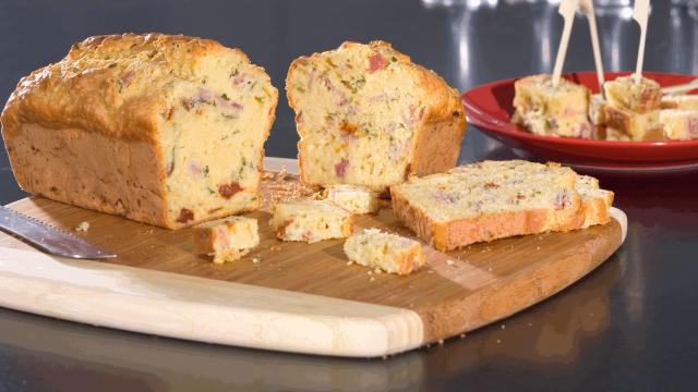 Cake jambon, fromage, tomates confites et cornichon