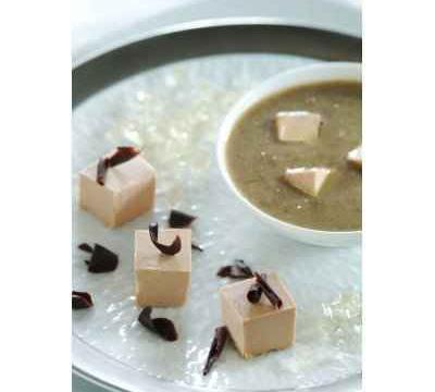 Dés de foie gras aux éclats de chocolat noir et velouté lentilles/foie gras avec ses cubes de Sauternes gélifiés.