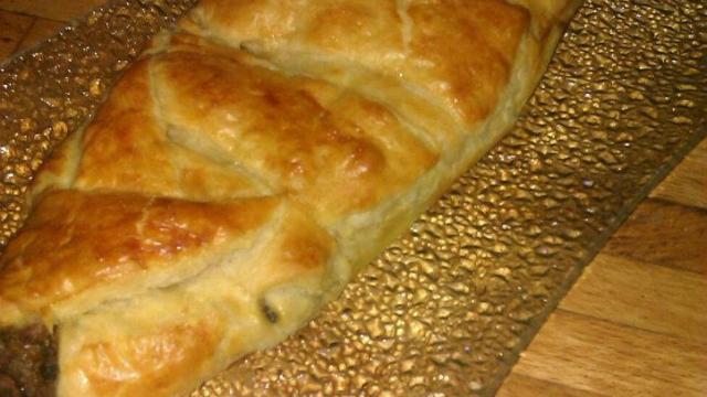 Tresse feuilletée aux épinards, champignons et viande hachée