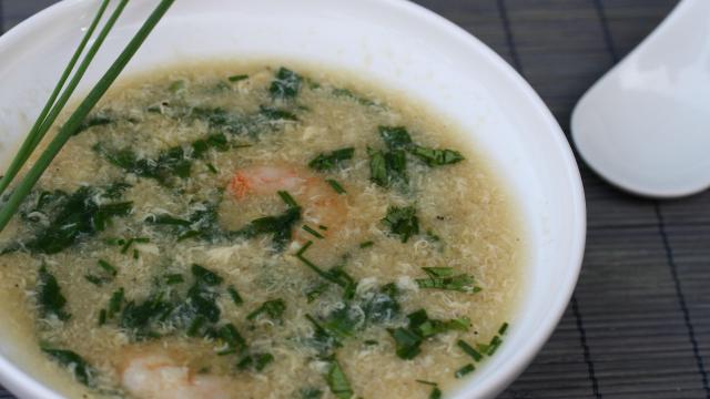 Bouillon à l'œuf et aux crevettes