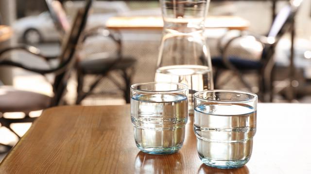 Peut-on vous facturer de l’eau du robinet filtrée ou gazéifiée au restaurant ?