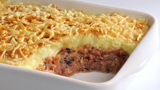 “C’est le plat réconfortant à partager” : Cyril Lignac va vous régaler avec sa recette de hachis parmentier de canard à la crème de parmesan !