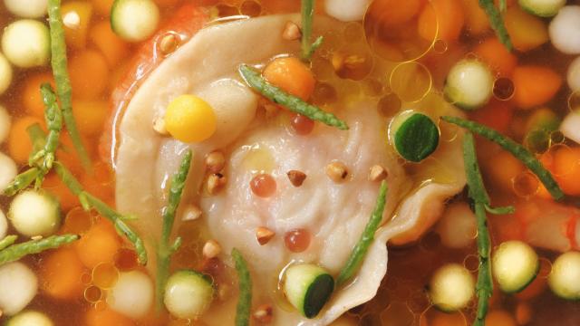 Consommé de crevettes, ravioles et billes de légumes