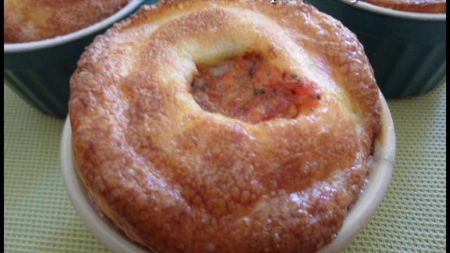 Petits flans de reblochon, cœur coulant de tomate et poivron confit