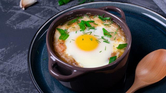 C’est la recette parfaite du dimanche soir : un oeuf cocotte au reblochon, simple et réconfortant