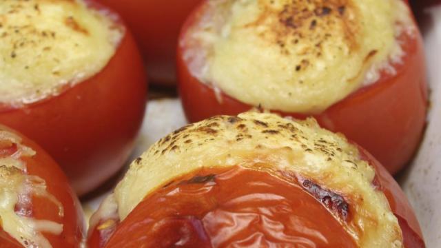 Tomates de petits chèvres chauds à la moutarde