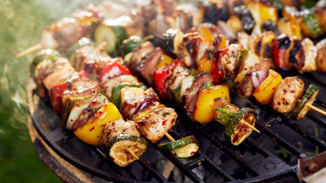 Nos 15 idées de délicieuses brochettes pour vos barbecues cet été !