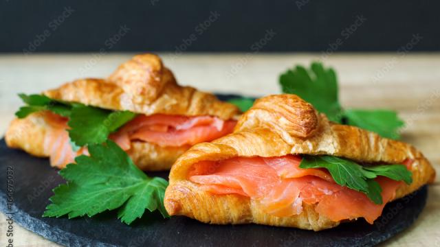 Mini croissants au saumon fumé, philadelphia et ciboulette