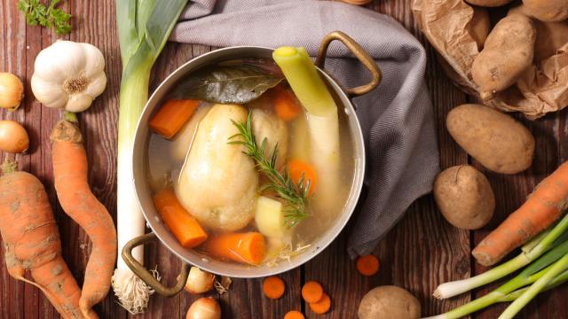 “Très bonne recette, facile, et bon marché” : voici notre meilleure recette de poule au pot, ce grand classique si réconfortant en hiver