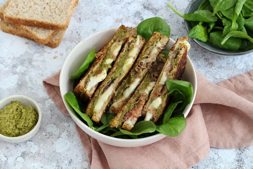 “Un plat rapide et délicieux” :  cette recette de croque monsieur au pesto, mozzarella et jambon fumé est notée 4,9/5 par nos lecteurs