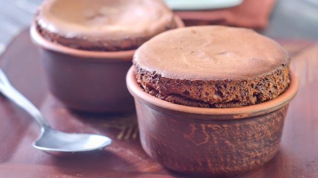 "De quoi régaler votre famille et vos amis ! " : Christophe Michalak partage sa recette gourmande de soufflé au chocolat !