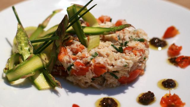 Araignée de mer aux tomates confites, asperges et tapenade