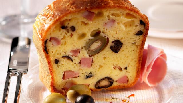 Cake jambon, olives et Camembert le Rustique