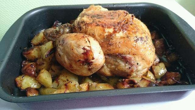 Poulet au four aux herbes sur lit de pommes de terre