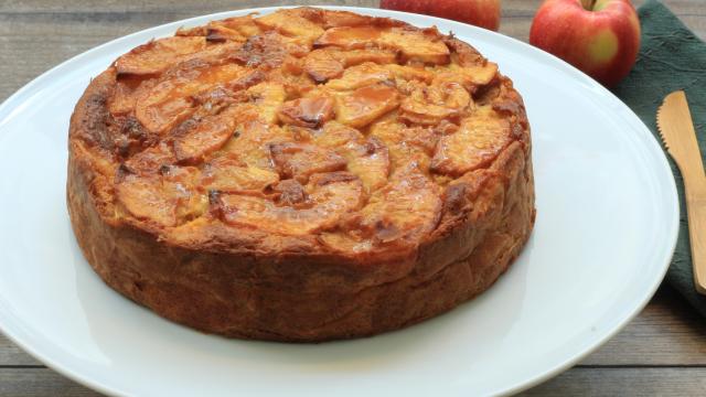 Ce gâteau aux pommes et caramel au beurre salé dépasse de loin celui de mamie