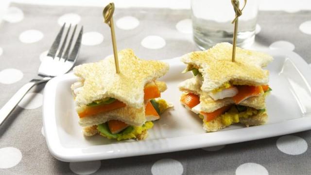 Club sandwich aux Petits Coraya, crème de maïs et poivrons