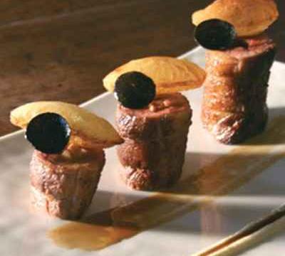 Tournedos d'oie fourré et rôti au foie gras, jus-sauce Périgueux, ovalines de pommes soufflées