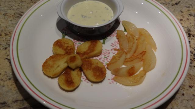 Rondelles de quenelles sauce roquefort et poires