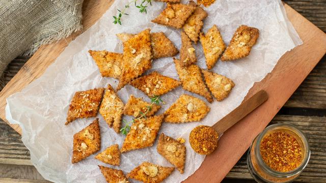 Ce chef vous montre comment transformer votre pain rassis en biscuits apéritif en 15 minutes top chrono !