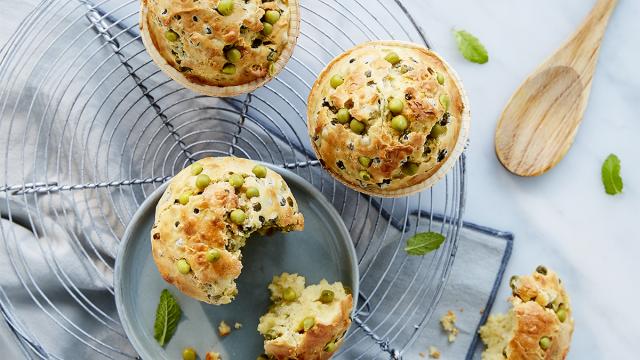 MUFFINS AUX PETITS POIS, MENTHE FRAICHE ET PARMESAN