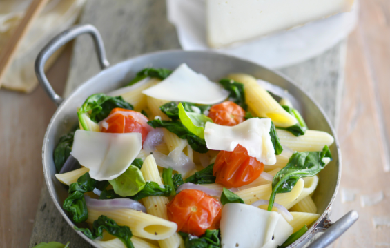 One pot pasta aux tomates cerise, épinards et tomme de chèvre