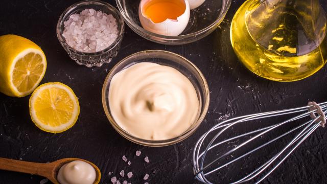 Mayonnaise ratée : en ajoutant ce simple ingrédient à votre sauce, elle sera de nouveau parfaite !