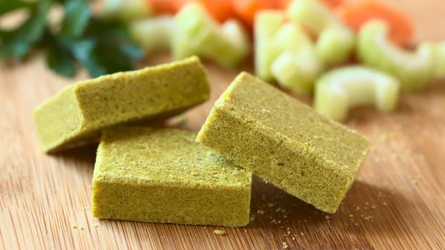 Ne jetez plus vos épluchures de légumes ! Voici comment les transformer en bouillon cube facilement