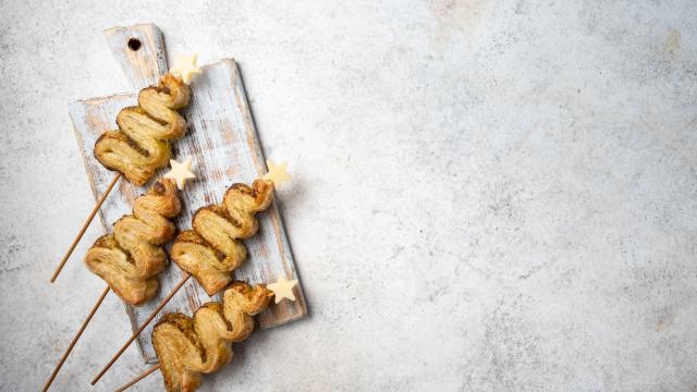 Cette recette ultra simple de feuilleté sapin sera parfaite pour votre apéritif de Noël !