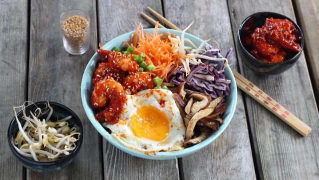 Bibimbap coréen aux crevettes, légumes et champignons