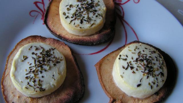 Chèvres chauds sur chips de pommes