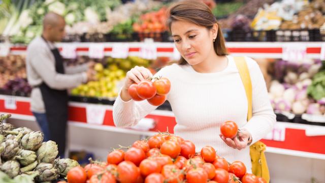 La tomate serait-elle meilleure pour la santé si on la consomme en conserve ? Un médecin répond