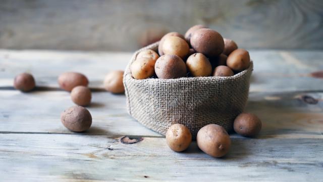 Avec cette méthode, vous pourrez garder vos pommes de terre sans problème jusqu’à 6 mois d’après cet expert en stockage alimentaire